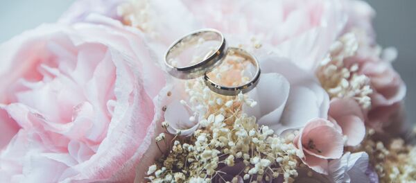 Обручальные кольца на букете цветов - Sputnik Таджикистан