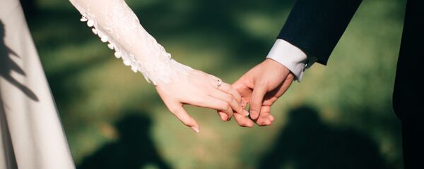 Молодожены держатся за руки - Sputnik Таджикистан