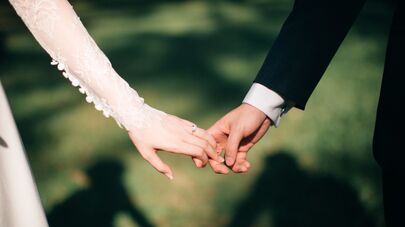 Молодожены держатся за руки