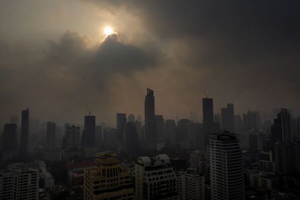 Солнце пробивается сквозь смог в Бангкоке, Таиланд - Sputnik Таджикистан