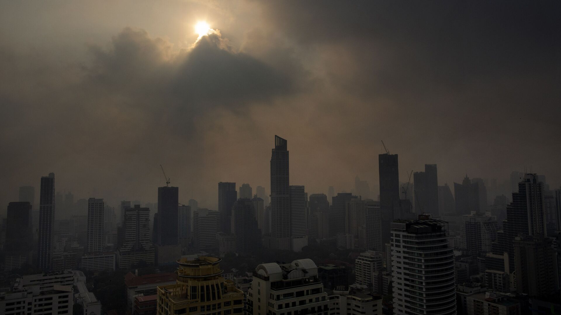 Солнце пробивается сквозь смог в Бангкоке, Таиланд - Sputnik Таджикистан, 1920, 05.07.2021