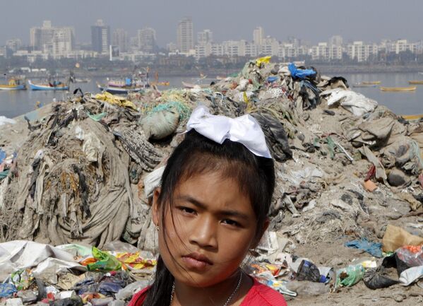 8-летняя активистка Лициприя Кангуджам на пляже Джуху во время уборки мусора, Мумбаи, Индия - Sputnik Таджикистан