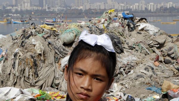 8-летняя активистка Лициприя Кангуджам на пляже Джуху во время уборки мусора, Мумбаи, Индия - Sputnik Таджикистан