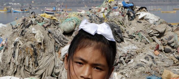 8-летняя активистка Лициприя Кангуджам на пляже Джуху во время уборки мусора, Мумбаи, Индия - Sputnik Таджикистан