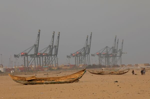 Брошенные лодки на побережье столицы Того, подвергающегося береговой эрозии - Sputnik Таджикистан