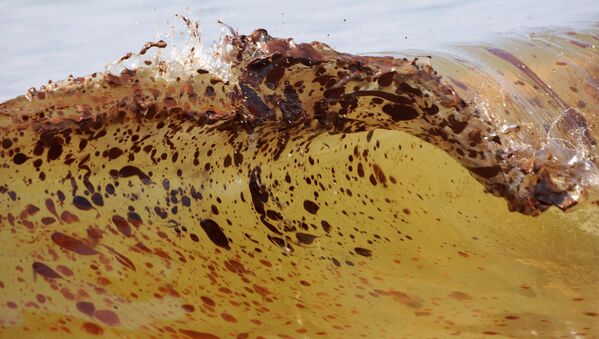 Вода с примесью нефти после ее разлива в Мексиканском заливе - Sputnik Таджикистан