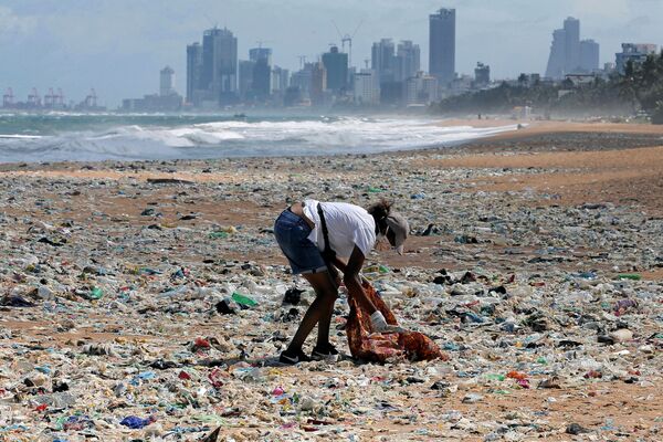 Волонтер собирает мусор на пляже в Коломбо, Шри-Ланка - Sputnik Таджикистан