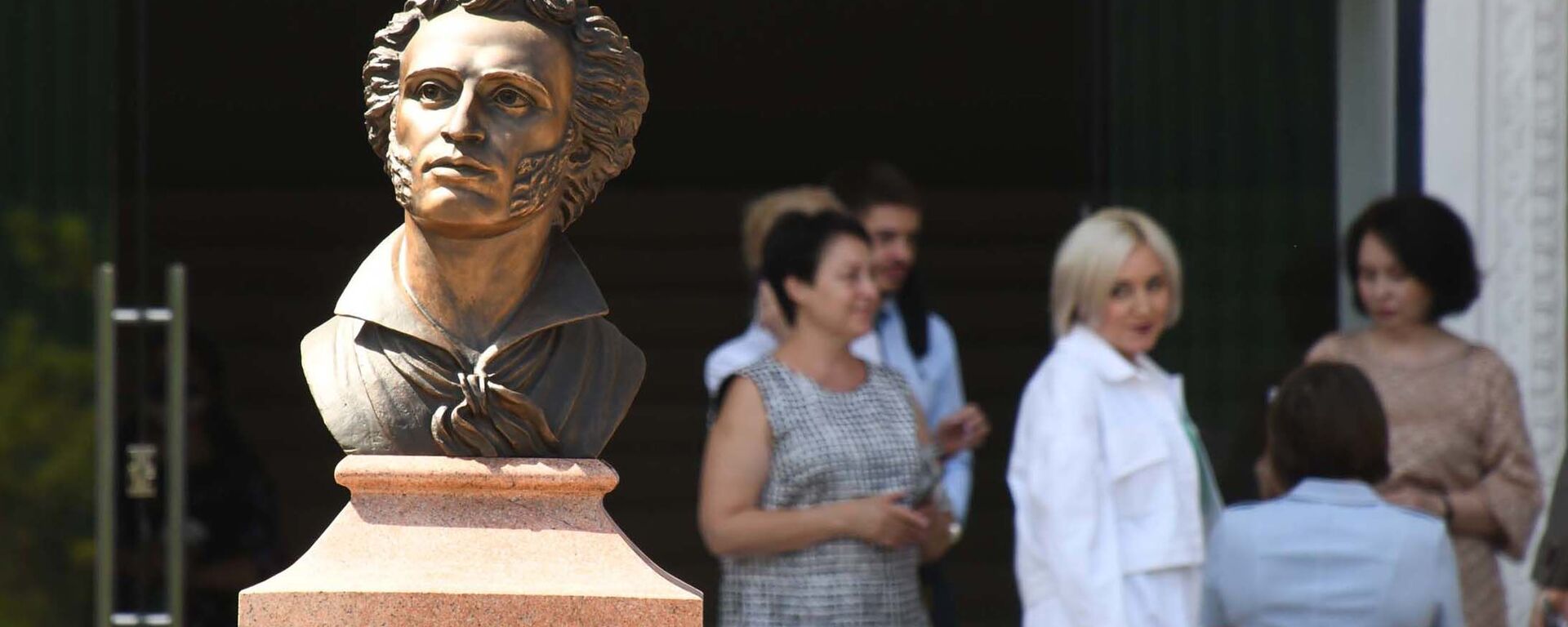 Бюст А.С. Пушкина, Российско-Таджикский (Славянский) университет - Sputnik Таджикистан, 1920, 12.03.2026