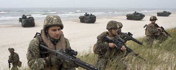 Морские пехотинцы США участвуют в десантной операции во время военных учений Baltops, архивное фото Морские пехотинцы США участвуют в десантной операции во время военных учений Baltops, архивное фото - Sputnik Таджикистан