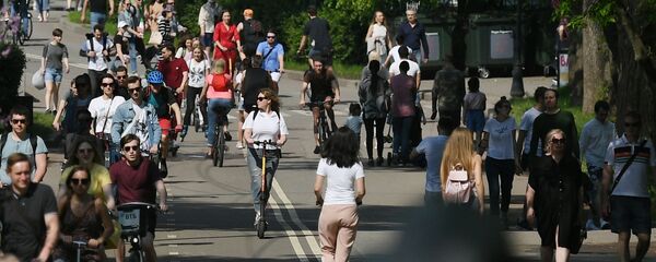 Отдыхающие в Центральном парке культуры и отдыха имени Горького в Москве - Sputnik Таджикистан