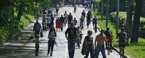 Отдыхающие в Центральном парке культуры и отдыха имени Горького в Москве - Sputnik Таджикистан