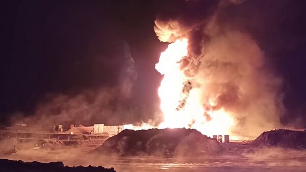 Работа артиллеристов ЦВО во время ликвидации пожара на нефтяной скважине в Иркутской области - YouTube - Sputnik Таджикистан