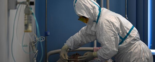 Врач и пациент в госпитале для лечения больных COVID-19 - Sputnik Тоҷикистон