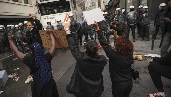  Во время акции протеста против расизма в Брюсселе - Sputnik Тоҷикистон