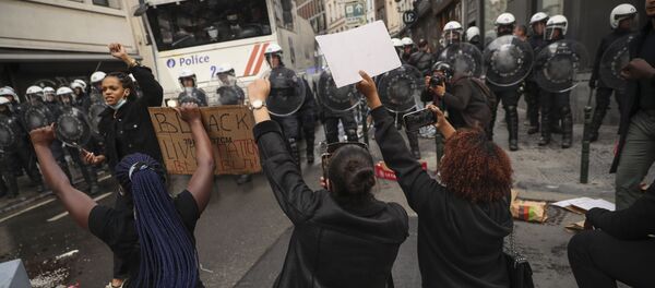  Во время акции протеста против расизма в Брюсселе - Sputnik Тоҷикистон