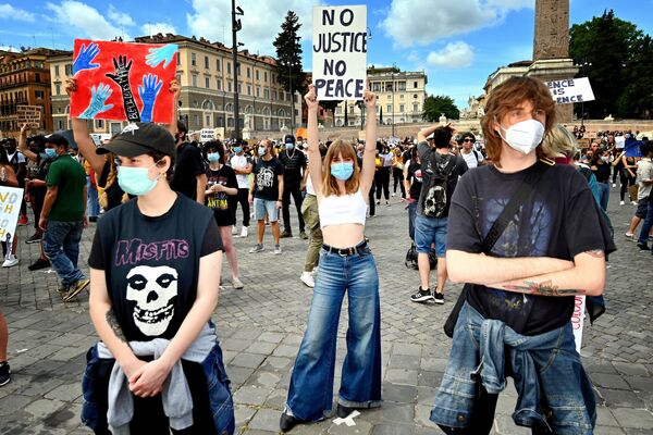 Протестующие вышли на митинг в знак солидарности с движением Black Lives Matter на площадь Пьяцца-дель-Пополо в Риме - Sputnik Таджикистан