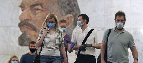 Пассажиры на станции метро Библиотека имени Ленина в Москве Пассажиры на станции метро Библиотека имени Ленина в Москве - Sputnik Таджикистан