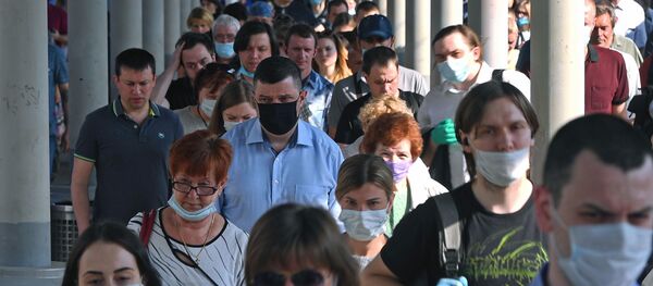 Пассажиры на платформе Ярославского вокзала в Москве Пассажиры на платформе Ярославского вокзала в Москве - Sputnik Тоҷикистон