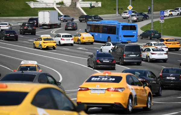 Автомобильное движение на Боровицкой площади в Москве Автомобильное движение на Боровицкой площади в Москве - Sputnik Тоҷикистон