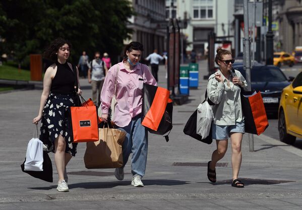 Женщины с покупками из магазина ЦУМ на улице Кузнецкий мост в Москве - Sputnik Таджикистан
