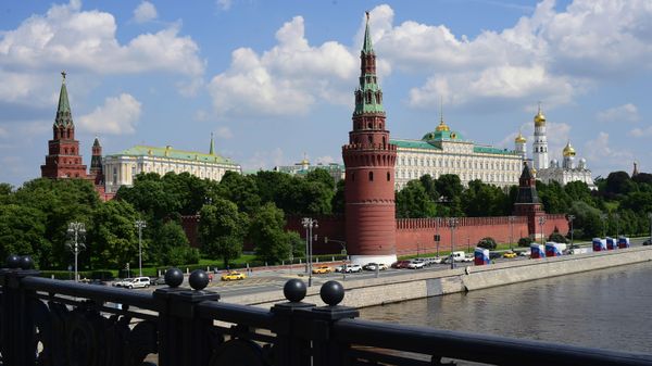 Автомобильное движение на Кремлевской набережной в Москве - Sputnik Тоҷикистон