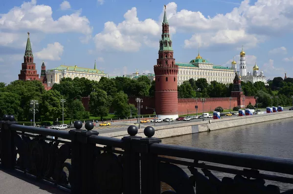 Автомобильное движение на Кремлевской набережной в Москве Автомобильное движение на Кремлевской набережной в Москве - Sputnik Тоҷикистон