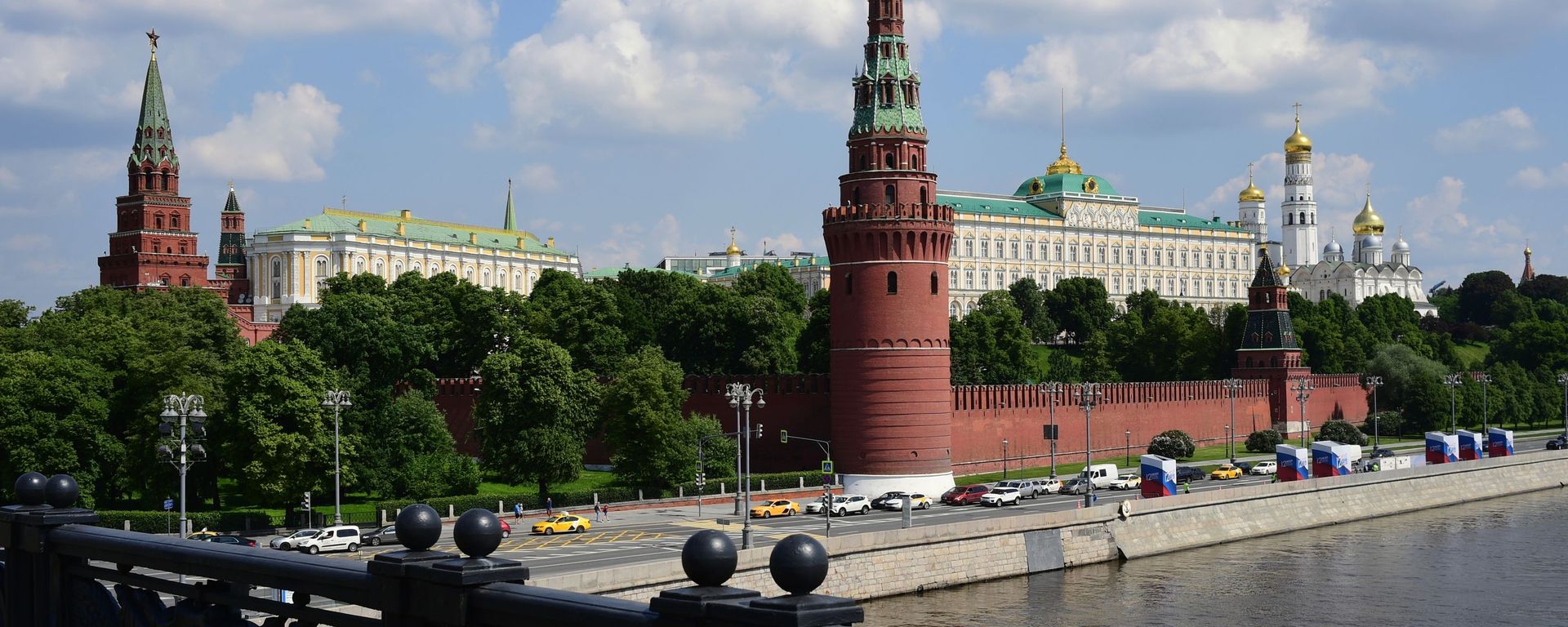 Автомобильное движение на Кремлевской набережной в Москве - Sputnik Тоҷикистон, 1920, 04.10.2022