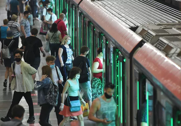 Пассажиры на станции метро Комсомольская в Москве Пассажиры на станции метро Комсомольская в Москве - Sputnik Тоҷикистон