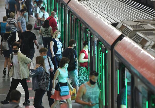 Пассажиры на станции метро Комсомольская в Москве - Sputnik Таджикистан