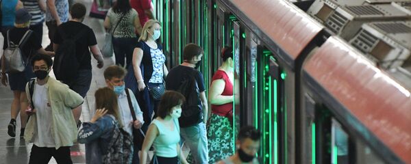 Пассажиры на станции метро Комсомольская в Москве - Sputnik Тоҷикистон