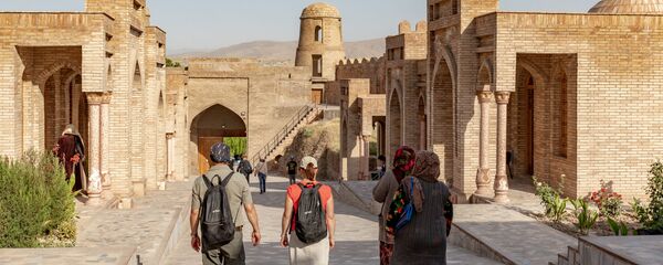 Туристы в городе Гиссар в Таджикистане - Sputnik Тоҷикистон