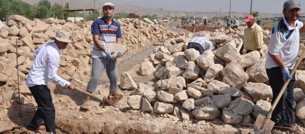 Учителя помогают строит дома в Хоросане Учителя помогают строит дома в Хоросане - Sputnik Таджикистан