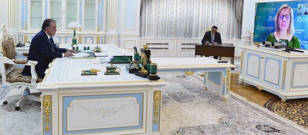 Рахмон провел видеоконференцию с вице-президентом Всемирного банка по Европе и Центральной Азии Анной Бирде. - Sputnik Таджикистан