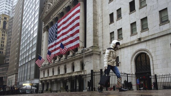 Пешеход в маске проходит мимо Нью-Йоркской фондовой биржи в Нью-Йорке - Sputnik Таджикистан