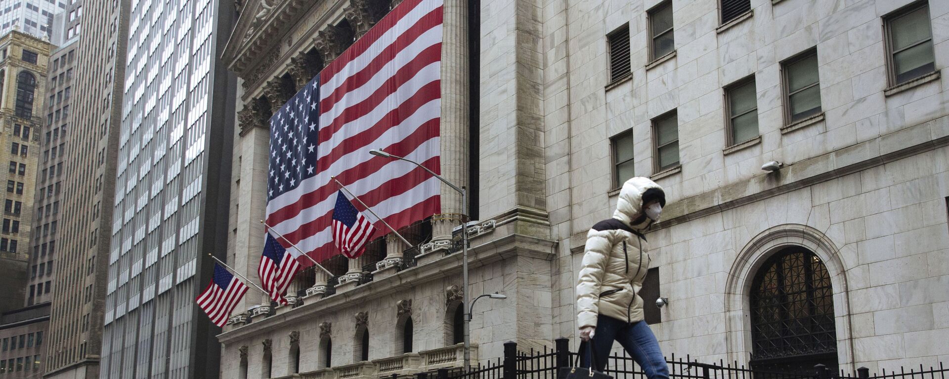 Пешеход в маске проходит мимо Нью-Йоркской фондовой биржи в Нью-Йорке - Sputnik Таджикистан, 1920, 08.11.2020