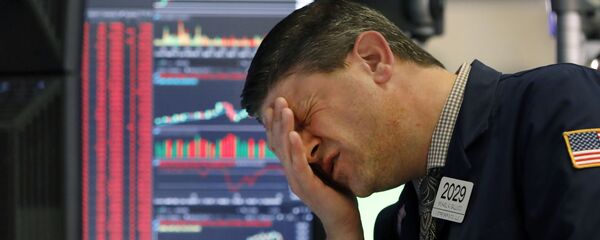 Трейдер на в Нью-Йоркской фондовой бирже Трейдер на в Нью-Йоркской фондовой бирже - Sputnik Таджикистан