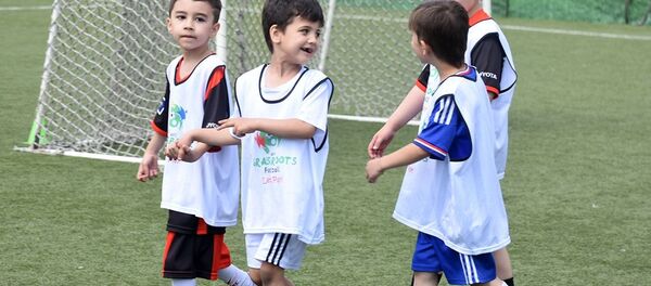 Юные футболисты на футбольном поле - Sputnik Таджикистан