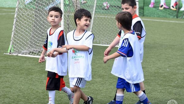 Юные футболисты на футбольном поле - Sputnik Таджикистан