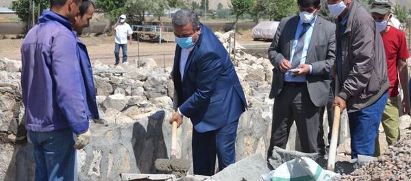 Қурбон Ҳакимзода, раиси вилояти Хатлон, ҳангоми хонасозӣ барои зарардидагон дар ноҳияи Хуросон - Sputnik Тоҷикистон