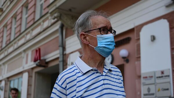  Пожилой мужчина в защитной маске, Москва, архивное фото - Sputnik Таджикистан