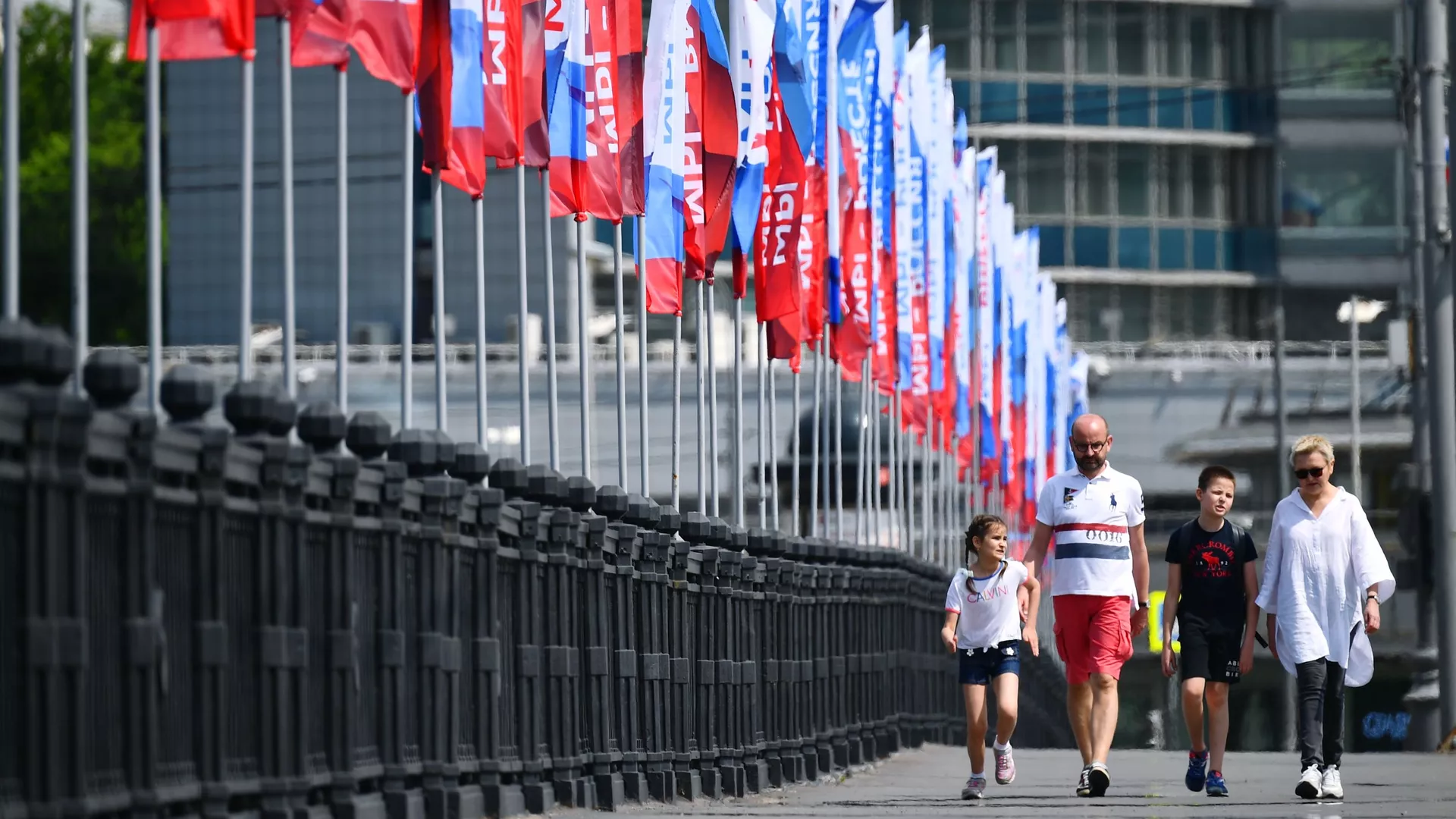 Горожане на Новоарбатском мосту в Москве во время праздничных гуляний в честь празднования Дня России