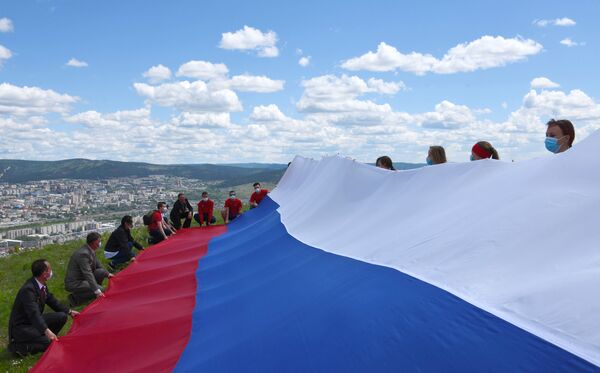Российский флаг развернули на Титовской сопке в Чите  - Sputnik Таджикистан