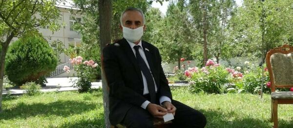 Ёдгор Файзов, раиси ВМКБ ҳангоми мулоқот бо ризокорон дар Хоруғ - Sputnik Тоҷикистон