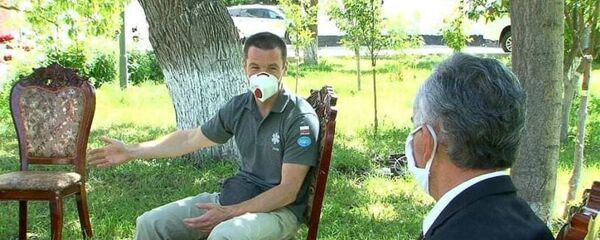 Ёдгор Файзов, раиси ВМКБ ҳангоми мулоқот бо табибони лаҳистонӣ - Sputnik Тоҷикистон