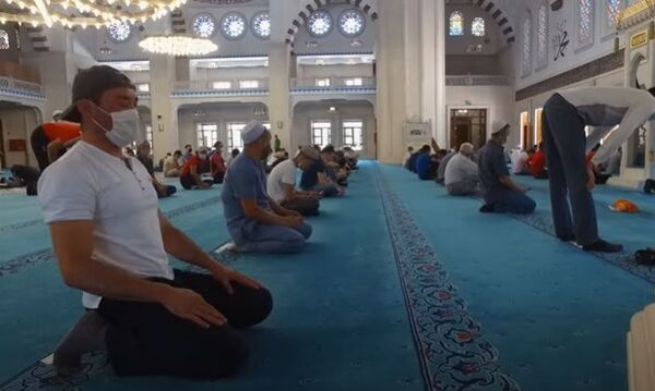 Как соблюдают санитарные нормы в мечети Бишкека - видео - Sputnik Таджикистан