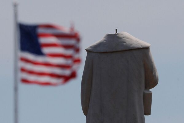 Протестующие обезглавили монумент первооткрывателя Америки Христофора Колумба в Бостоне - Sputnik Тоҷикистон