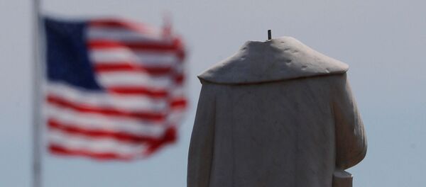 Протестующие обезглавили монумент первооткрывателя Америки Христофора Колумба в Бостоне - Sputnik Таджикистан