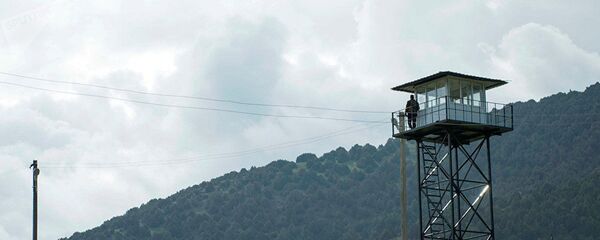 Пограничник на смотровой вышке на границе Кыргызстана. Архивное фото Пограничник на смотровой вышке на границе Кыргызстана. Архивное фото - Sputnik Таджикистан