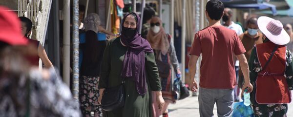 Люди в защитных масках на улице Душанбе  - Sputnik Тоҷикистон