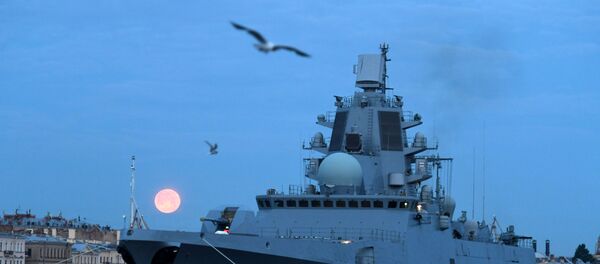 Фрегат Адмирал флота Касатонов на фоне Английской набережной - Sputnik Тоҷикистон